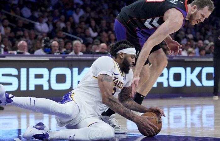 Anthony Davis dei Lakers è stato messo da parte per un doloroso infortunio all’occhio mentre bloccava il tentativo di schiacciata di Jakob Poeltl