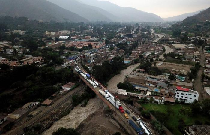 Perù | Almeno 11 morti dopo che il minibus è caduto nel burrone