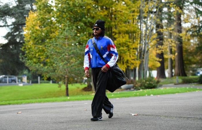 l'arrivo davvero notevole di Jules Koundé in tuta da ginnastica a Clairefontaine (video)