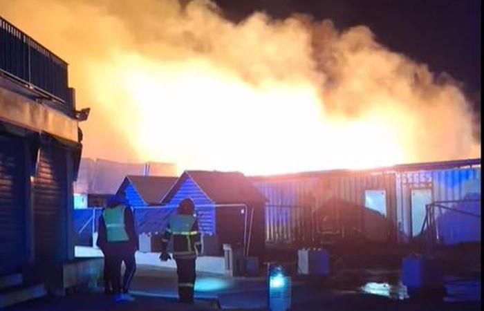 VIDEO. Fiamme impressionanti, chalet distrutti, bombole del gas che esplodono… cosa sappiamo dello spettacolare incendio del mercatino di Natale di Barcarès