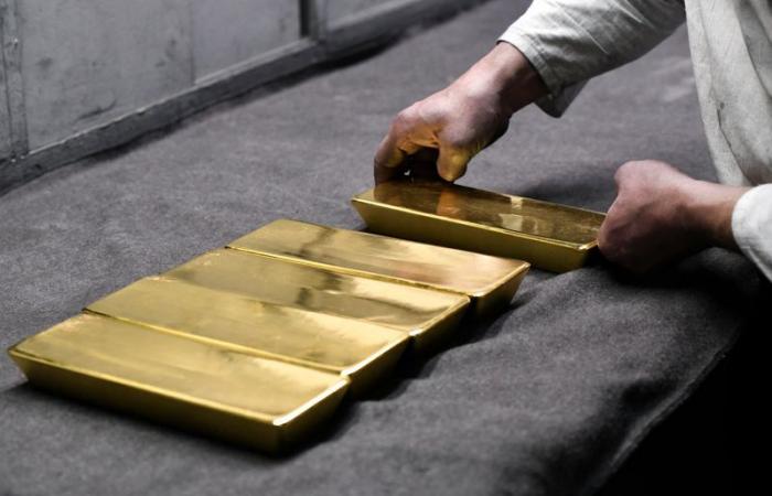 L'oro si aggira intorno ai minimi di un mese in attesa dei dati economici statunitensi, commenta la Fed