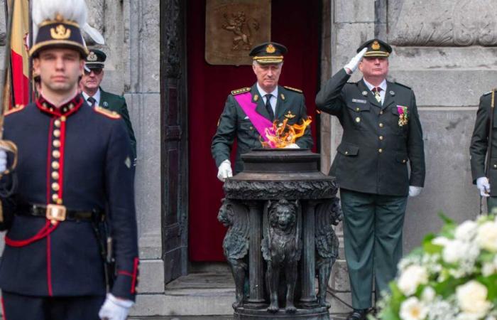 Il re Filippo rende omaggio ai soldati caduti per la patria belga