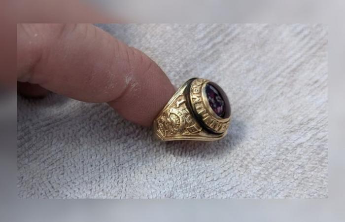 Un subacqueo scopre l'anello e lo restituisce all'uomo che lo perse 47 anni fa