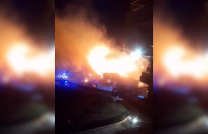 VIDEO. Mercatino di Natale di Barcarès devastato da un incendio, nessun ferito