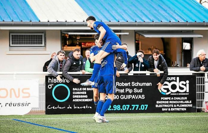 Ultimi minuti di gioco davvero pazzeschi sui campi di calcio amatoriali della Bretagna questo fine settimana