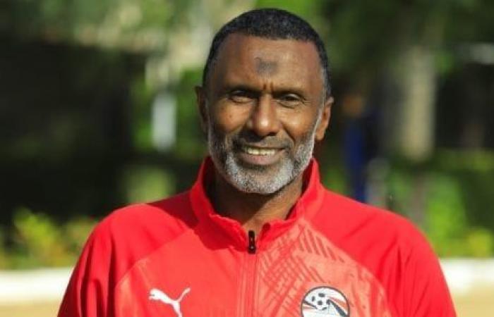 Ahmed Al-Kass tiene lezioni alla nazionale juniores egiziana prima di affrontare il Marocco nelle qualificazioni africane