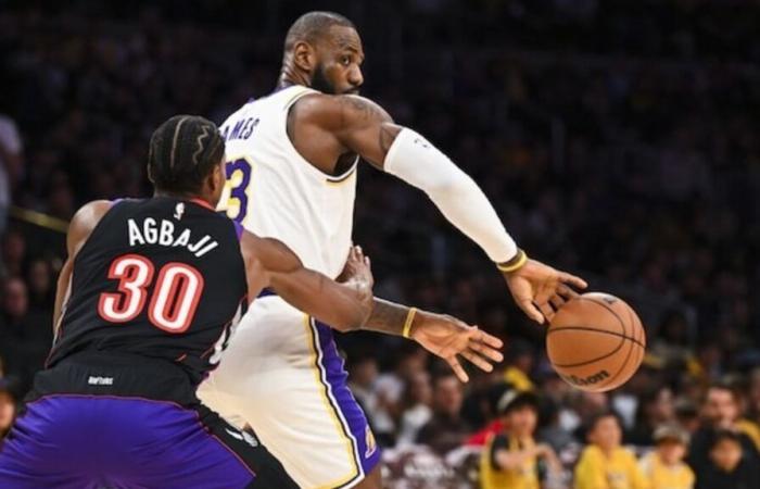 LeBron James e Austin Reaves vincono in rimonta contro i Raptors