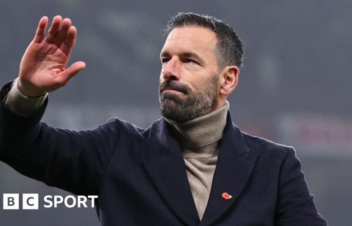 Ruud van Nistelrooy: l’olandese lascia il Man Utd mentre il nuovo allenatore Ruben Amorim decide di non tenerlo nello staff dietro le quinte