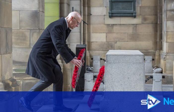 Swinney rende omaggio allo zio eroe di guerra mentre la nazione fa una pausa nella Domenica della Memoria