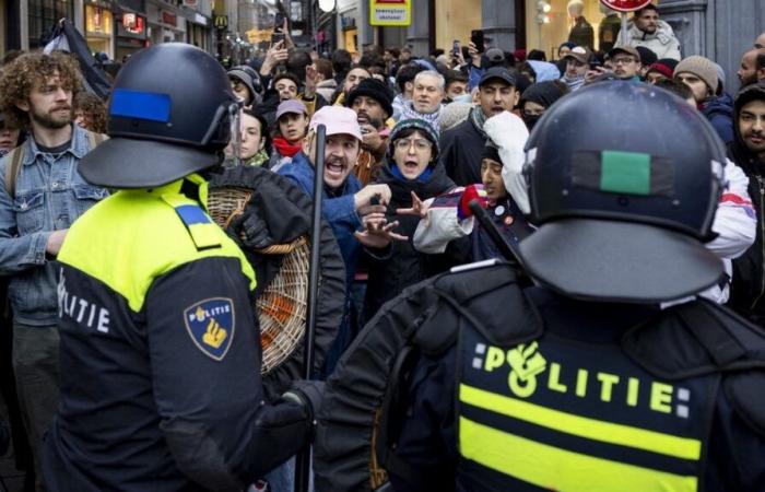 La polizia olandese arresta i manifestanti filo-palestinesi riuniti ad Amsterdam nonostante il divieto