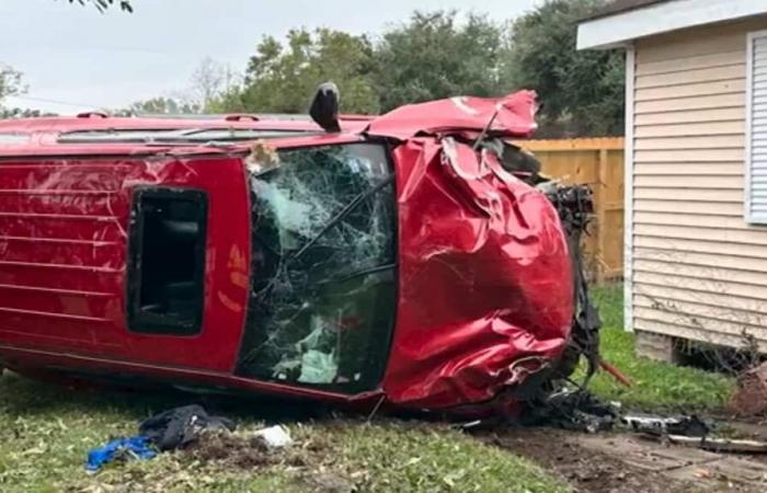 IN VIDEO | Una domenica mattina un veicolo si ribalta sulla sua proprietà e distrugge il capannone