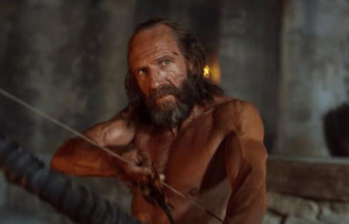 Ralph Fiennes è un Ulisse a torso nudo