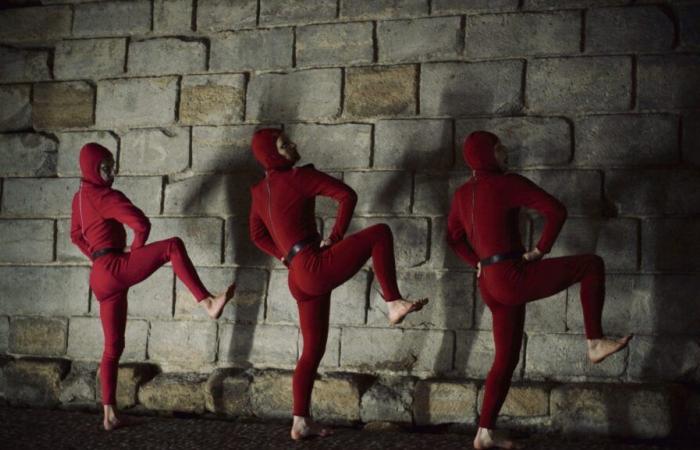 Al Louvre, François Chaignaud realizza la danza “Figures du fou”.