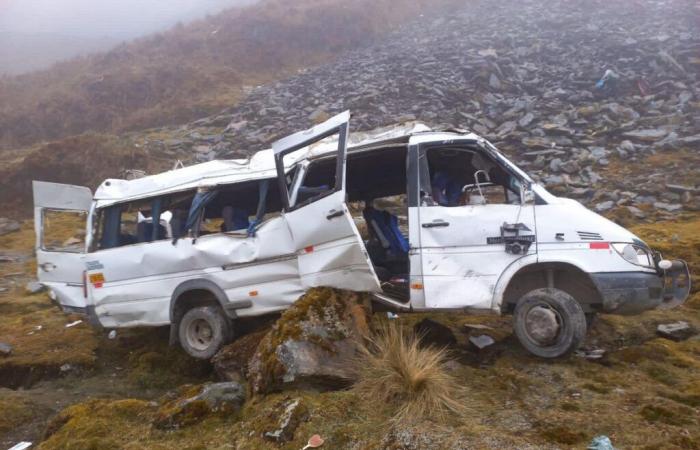 Incidente mortale: 11 morti dopo che un minibus è caduto in un burrone in Perù