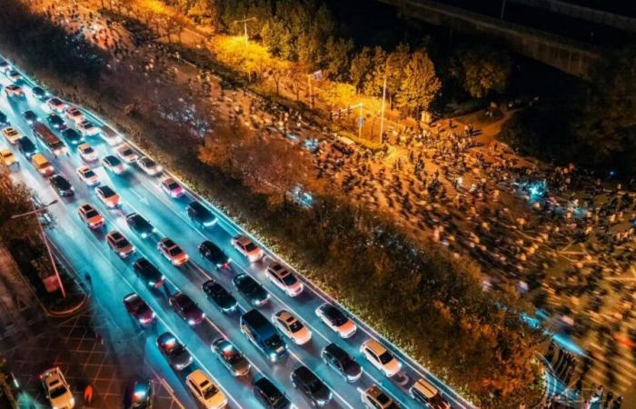 In Cina una marea di studenti in bicicletta blocca le strade per raccogliere i bao