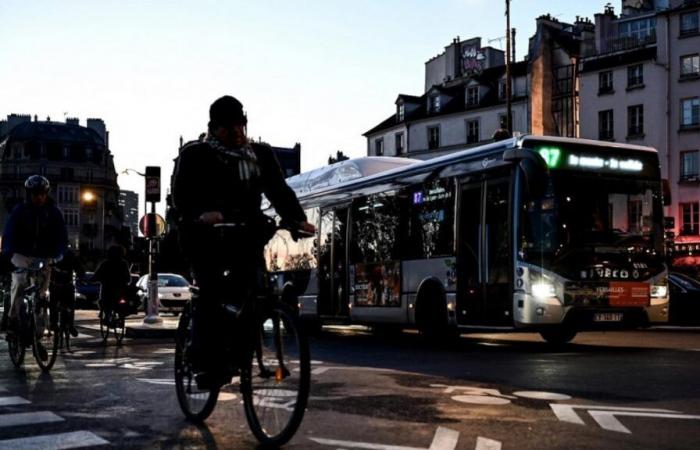 “Io conduco una lotta contro i ciclisti”: licenziato un autista di autobus parigino dopo un video intimidatorio