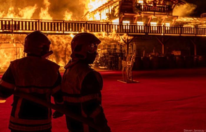 Incendio al Villaggio di Natale Barcarès: “Ho visto il mio chalet sciogliersi davanti ai miei occhi Non abbiamo più niente”, sotto choc il titolare dell’Après Ski