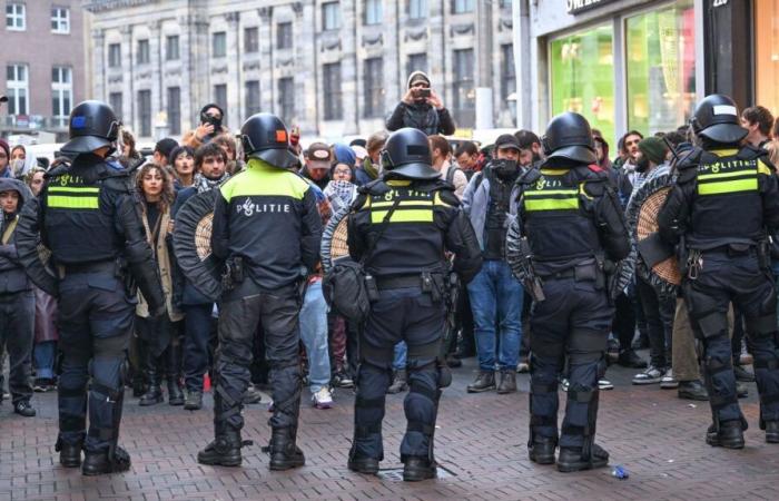 Amsterdam: tram prende fuoco dopo nuovi scontri