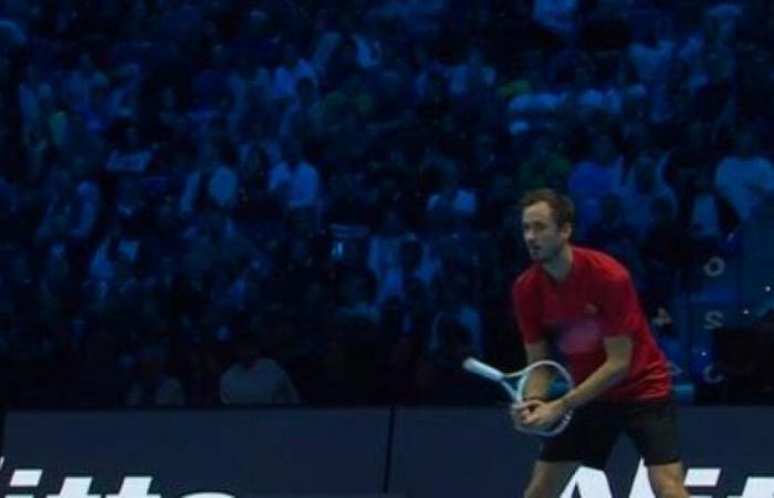 Il grande crollo di Daniil Medvedev nel bel mezzo della partita (video)