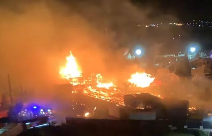 VIDEO. Il villaggio natalizio di Barcarès devastato da un imponente incendio nella notte tra domenica e lunedì