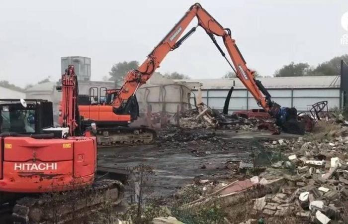 VIDEO. A Montaigu sono iniziati i lavori di demolizione dopo l’incendio mortale del 2022