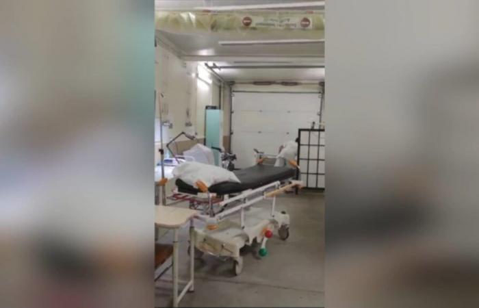 a causa della mancanza di spazio al pronto soccorso, si è ritrovato installato nel garage dell'ospedale