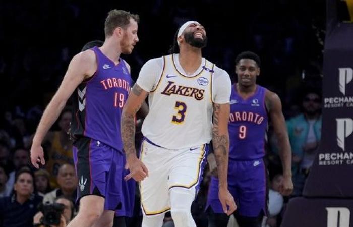 Davis dei Lakers è stato eliminato contro i Raptors per un infortunio all'occhio dopo aver bloccato il tentativo di schiacciata di Jakob Poeltl