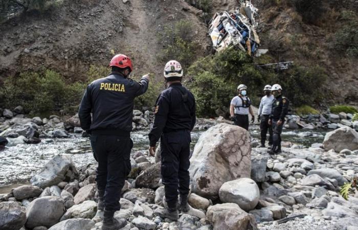 almeno 11 morti dopo che il minibus è caduto nel burrone