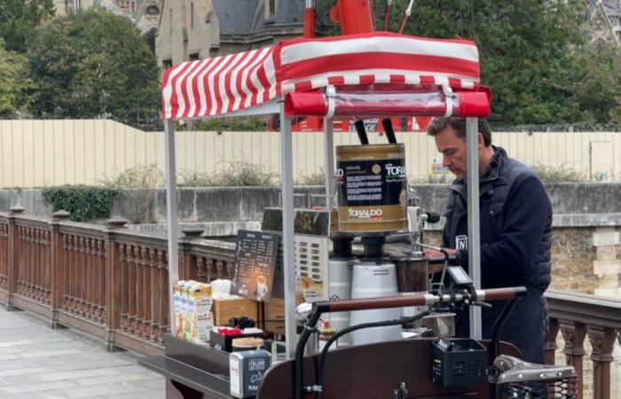 a Parigi questo venditore ambulante si lamenta di essere stato cacciato senza motivo