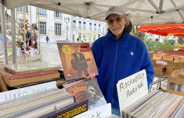 I giovani adorano i suoi dischi al mercato dei libri di Orléans