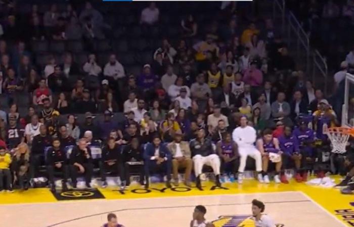 LeBron James batte il proprio record e individua i fan mentre i fan fanno la stessa battuta