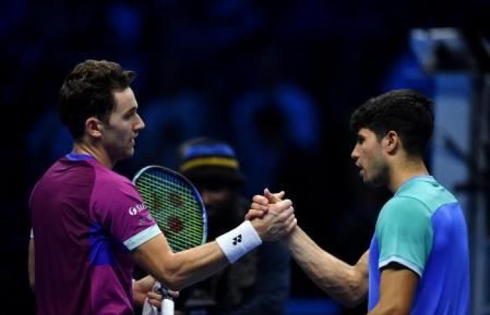 Un rarissimo Alcaraz subisce una battuta d’arresto inaspettata nelle ATP Finals