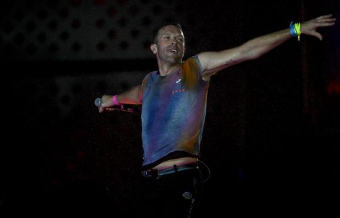 Il frontman dei Coldplay Chris Martin interrompe il concerto per salvare un bambino schiacciato dalla folla (video)