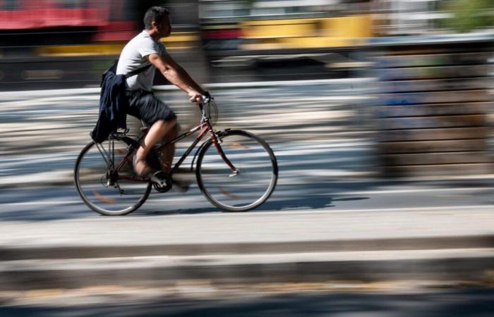 A Parigi, licenziato l'autista di un autobus per aver intimidito un ciclista