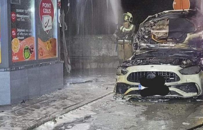 Un’auto prende fuoco accanto a un minimarket a Marcinelle