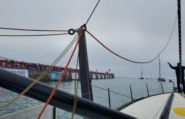 IN FOTO – “C'è un mondo pazzo”: rivivi la partenza di Jean le Cam a bordo della sua imoca per il suo 6° Vendée Globe