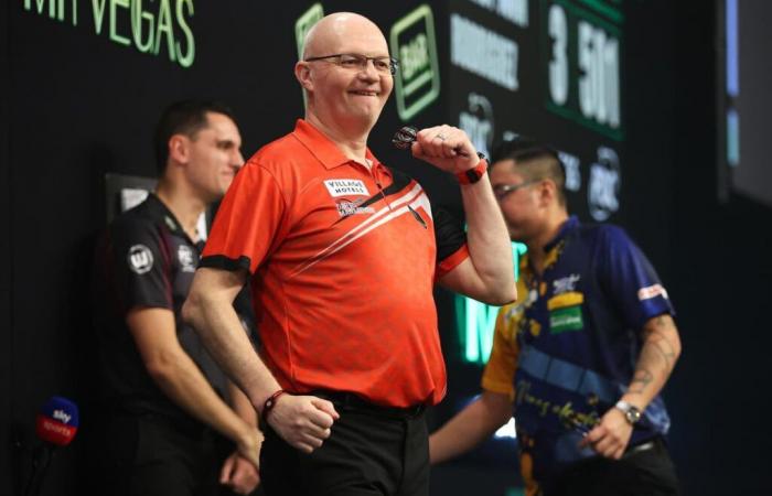 Mickey Mansell si qualifica dal gruppo al Grand Slam of Darts mentre Josh Rock mantiene vive le speranze prima della resa dei conti di Stephen Bunting