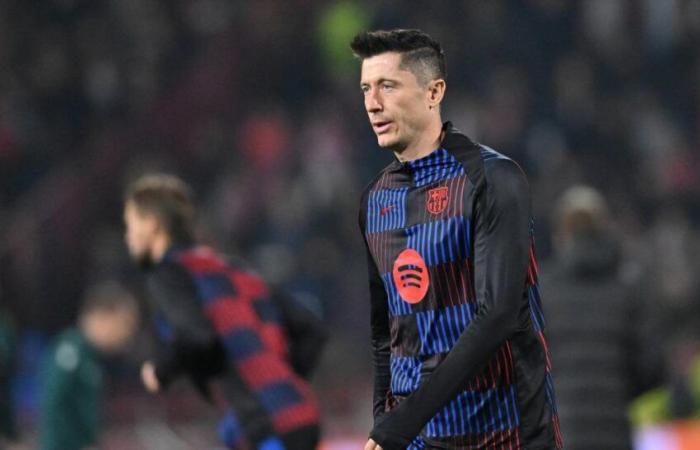 I blaugrana gridano allo scandalo dopo il gol annullato a Lewandowski, gli arbitri restano impassibili