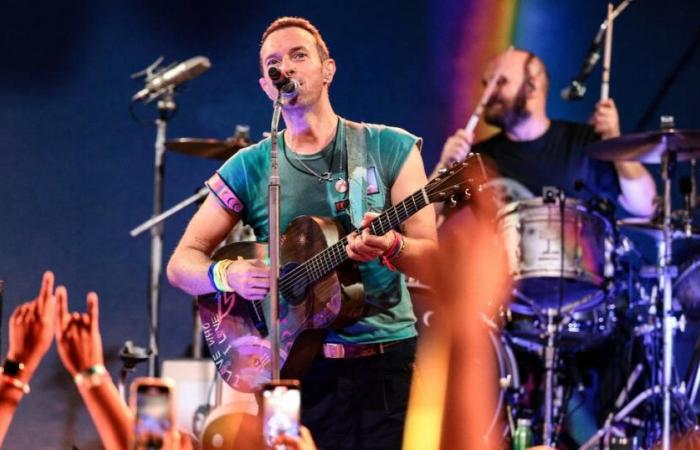 Durante un concerto, il cantante dei Coldplay aiuta un bambino schiacciato dalla folla