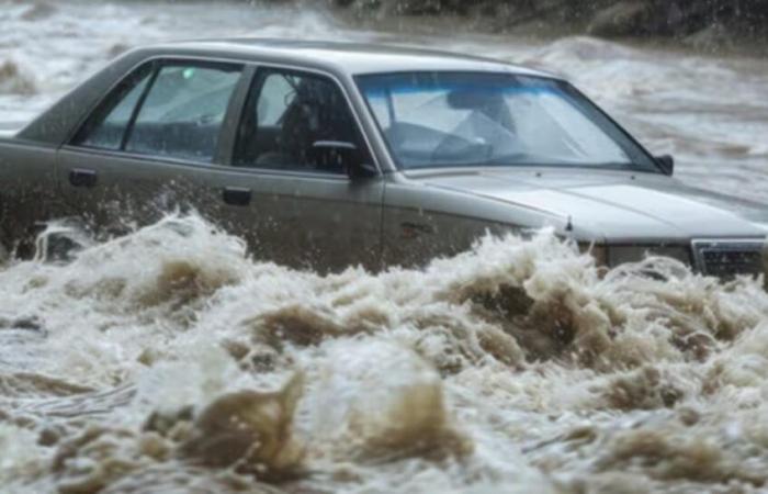 La sua auto è stata travolta dall'alluvione, rischia il licenziamento