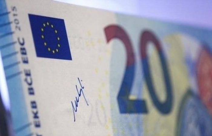 L’euro ai minimi da sei mesi rispetto al dollaro