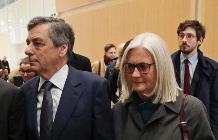 François Fillon propone di versare 700.000 euro all'Assemblea per la vicenda dei lavori fittizi della moglie