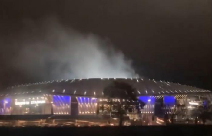 Lione. L'incredibile video del Groupama Stadium trasformato in vulcano durante il derby