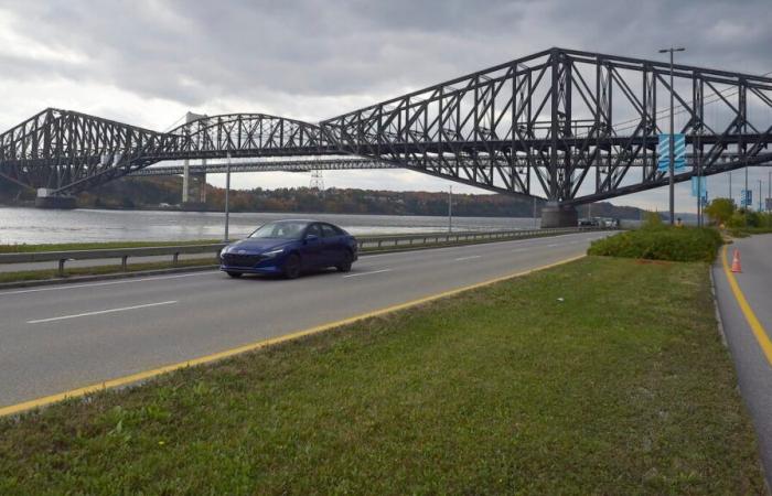 Il ponte del Quebec ha la capacità di carico per ospitare il trasporto di merci