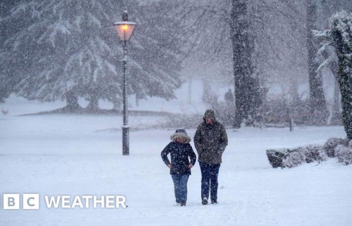 Prima neve della stagione per alcuni mentre l'aria artica si diffonde in tutto il Regno Unito