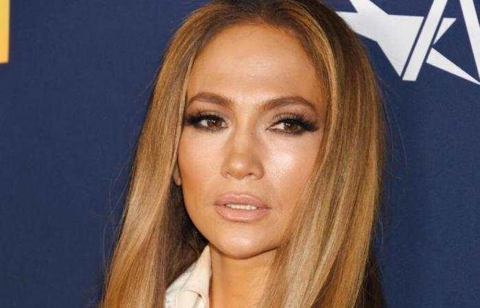 Sul tappeto rosso, Jennifer Lopez si appropria dell’acconciatura caratteristica di Brigitte Bardot