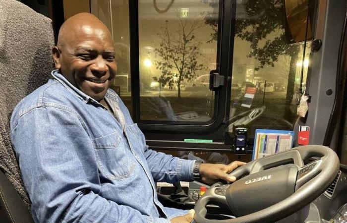 Su questo autobus a Laval, Martin Mbida è una delle prime facce che vedono i lavoratori mattutini