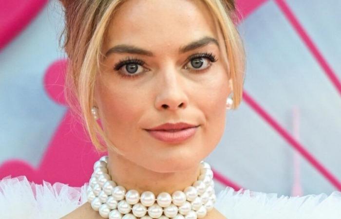 Margot Robbie rivela il suo corpo dopo il parto, un mese dopo il parto, e provoca (ancora) reazioni