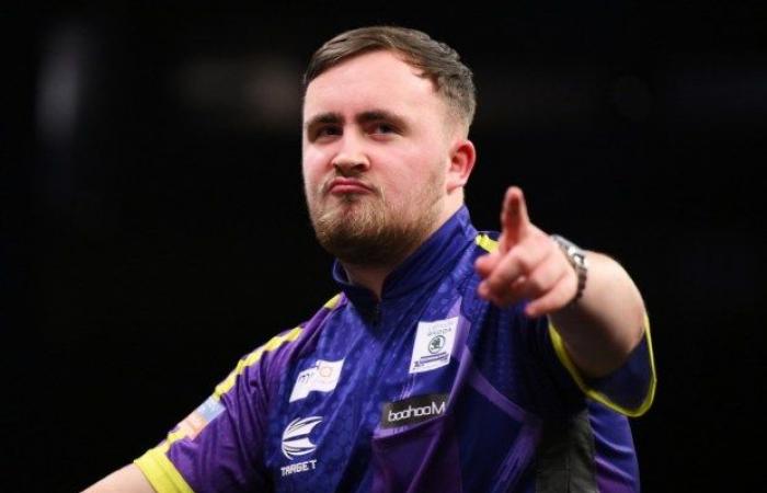 Luke Littler interpreta lo showman al Grand Slam of Darts mentre perde il record di 9 darter per millimetri