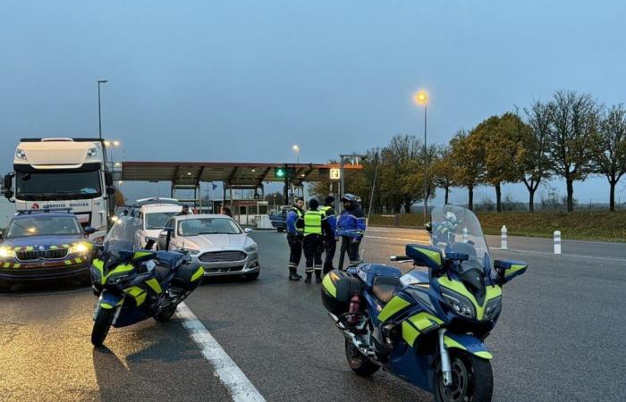 i gendarmi hanno istituito un sistema su larga scala l’11 novembre